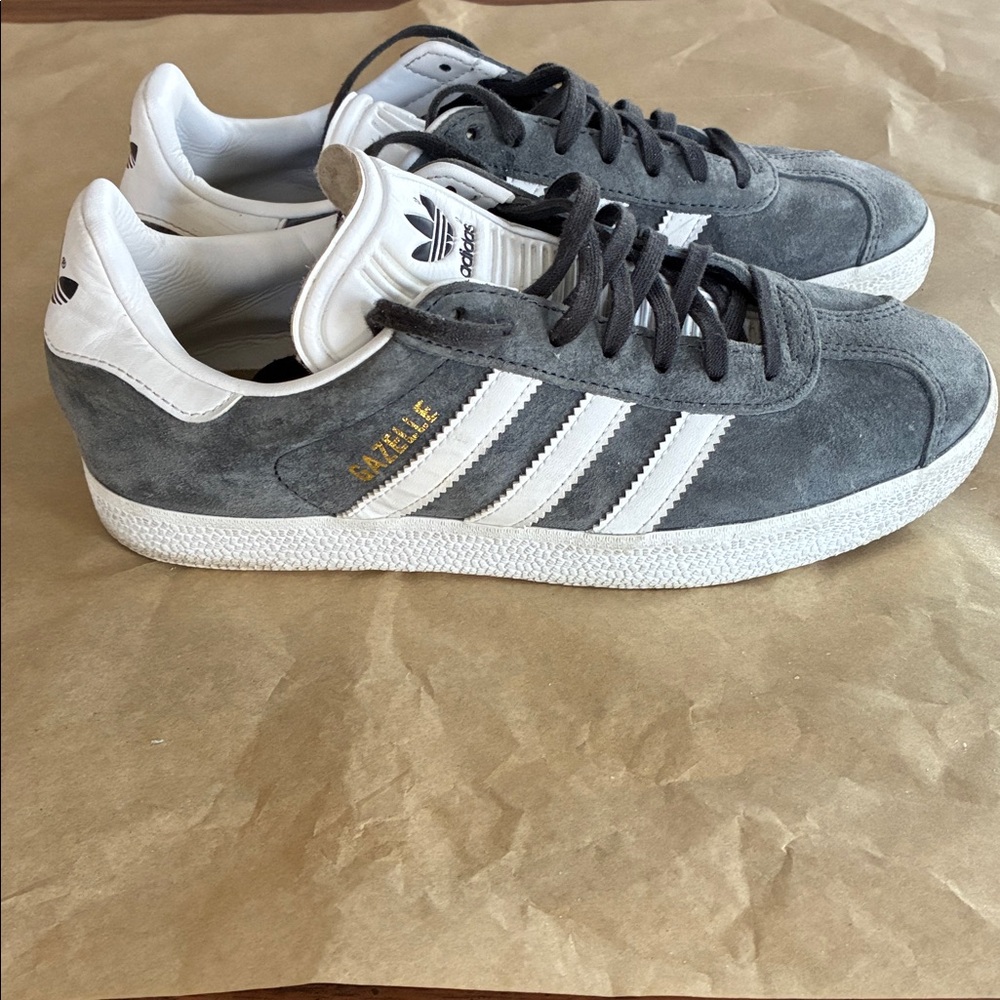 19:08  Adidas Gazelle Sneakers (fits a women’s 7)